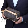 شنطة لويس فيتون LV بني يد جلد رجالي | واتشز برايم شنطة لويس فيتون LV بني يد جلد رجالي | واتشز برايم