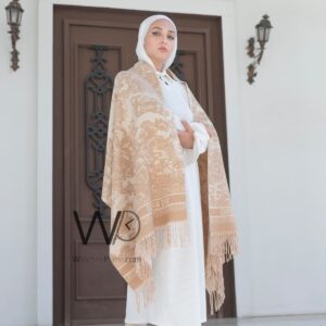 شال سكارف ماركة كريستيان ديور من صوف الكشمير بلون بيج معدني | واتشز برايم
