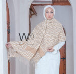 شال سكارف ماركة فندي FF من صوف الكشمير بلون بيج لامع | واتشز برايم