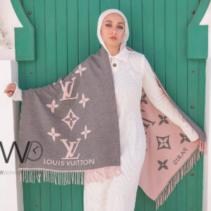 شال سكارف ماركة لويس فيتون LV من صوف الكشمير بلون بيج روز | واتشز برايم