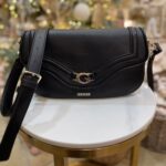 حقيبة يد نسائية سوداء من Guess ، حقيبة كتف | واتشز برايم