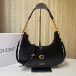 حقيبة كتف نسائية سوداء من Guess HWVA9329180 | واتشز برايم