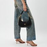 حقيبة كتف نسائية سوداء من Guess HWVA9329180 | واتشز برايم