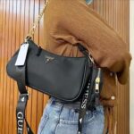 حقيبة كتف نسائية سوداء من جيس Guess | واتشز برايم