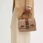 حقيبة يد نسائية من جيس Guess لون بني بيج فاتح | واتشز برايم