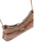 حقيبة نسائية من Guess بشعار جيس لاتيه لون بني | واتشز برايم