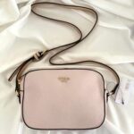 حقيبة كروسبودي نسائية وردية من جيس Guess | واتشز برايم