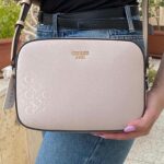 حقيبة كروسبودي نسائية وردية من جيس Guess | واتشز برايم