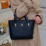 حقيبة يد نسائية سوداء تومي هيلفيغر Aw0Aw16002 | واتشز برايم