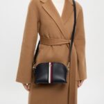 حقيبة كروسبودي نسائية تومي هيلفيغر Aw0Aw17065 | واتشز برايم