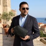 حقيبة يد رجالية جلد أسود تومي هيلفيغر ببوكس هدايا | واتشز برايم