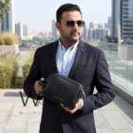 شنطة يد تومي هيلفيغر رجالي جلد أسود ببوكس هدايا | واتشز برايم