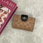 محفظة كوتش COACH حريمي سيجنتشر ورد CW786 | واتشز برايم