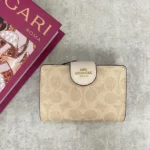 محفظة كوتش COACH سيجنتشر حريمي CW786 | واتشز برايم